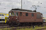 Re 425 194 der BLS verlässt die Abstellanlage beim badischen Bahnhof.