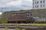 Re 425 178 der BLS wird auf einem Nebengleis beim Bahnhof Pratteln abgestellt.