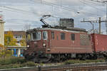 Re 425 195 der BLS durchfährt den Bahnhof Pratteln.