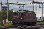 Re 425 192 der BLS wird auf einem Abstellgleis beim Bahnhof Pratteln abgestellt.