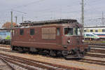 Re 425 178 der BLS steht in der Abstellanlage beim badischen Bahnhof.