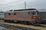 Re 425 195 steht in der Abstellanlage beim badischen Bahnhof.