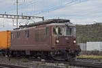 Re 425 183 der BLS durchfährt den Bahnhof Pratteln.