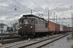 Re 425 185 der BLS durchfährt den Bahnhof Pratteln.