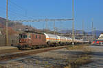 Re 425 184 der BLS durchfährt den Bahnhof Gelterkinden.