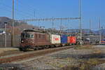 Re 425 185 durchfährt den Bahnhof Gelterkinden.