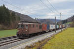 Re 425 175 der BLS fährt Richtung Bahnhof Gelterkinden.