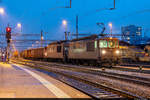 Am 10.02.2021 stehen BLS Re 425 192 und Re 425 175 mit dem verspäteten Stahlzug von Gerlafingen abfahrtsbereit im Bahnhof Solothurn und konnten hier in der Abenddämmerung aufgenommen werden.