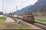 BLS Re 4/4 191 mit Containerzug Domat/Ems - Frenkendorf-Füllinsdorf am 9. April 2021 auf dem RhB-Netz bei Felsberg.