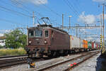 Re 425 186 der BLS durchfährt den Bahnhof Pratteln.