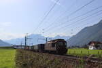 Die BLS Re 425 179 unterwegs mit einem Containerzug von Domat-Ems kurz nach der Durchfahrt durch den Bahnhof Bilten.