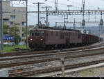 BLS - Re 4/4  194 + Re 4/4  190 beim verlassen das Bahnhof Lyss am 09.10.2021