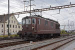 Re 425 182 der BLS wird in der Abstellanlage beim Bahnhof Pratteln abgestellt.