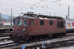 Re 425 170 der BLS steht in der Abstellanlage beim badischen Bahnhof.