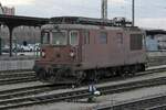 Re 4/4 170 der BLS ohne ihr Wappen von 'Brig-Glis' und zwei fehlenden Buchstaben des BLS-Schriftzuges am 04.02.2023 in Basel bad Bf