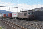 Re 425 179 der BLS durchfährt am 13.03.2022 den Bahnhof Gelterkinden.