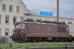 Re 425 179 der BLS durchfährt am 12.04.2023 den Bahnhof Pratteln.