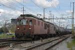 Doppeltraktion, mit den BLS Loks 425 170 und 425 179 durchfährt am 14.04.2023 den Bahnhof Pratteln.