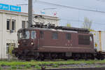 Re 425 179 der BLS durchfährt am 12.04.2023 den Bahnhof Pratteln.