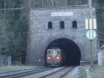 Die Re 4/4 185 kommt mit einem Autozg aus dem Ltschbergtunnel am 14.04.2007.