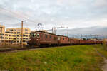 Auch dieses Jahr sind die Brünelis/ Re 425 der BLS AG vor Rübenzüge anzutreffen. Hier fahren die Re 425 182 und 170 aus dem Bahnhof Lyss Richtung Zuckerfabrik Aarberg. 22.11.2023