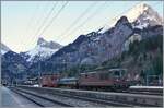 Die Autotunnelzüge der Strecke AT1 (und AT2 in der Hochsaison) nach Kandersteg (bzw. Iselle) sind im Bahnhof von Kandersteg fotografisch gesehen an einer sehr ungeschickt Stelle zu finden und somit kaum fotografier bar. Die Strecke bis zum Tunnel bietet jedoch gute Möglichkeiten, die letzten im Einsatz befindlichen BLS Re 4/4 zu fotografieren. Ich blieb trotzdem an Bahnhof von Kandersteg und konnte die BLS Re 4/4 185 mit ihrem Autotunnelzug im Bahnhof fotografieren. Der Zug wartet auf die Abfahrt des BLS RABe 521 als R1 von Domodossola nach Bern, um dann als Dienstzug in Richtung Frutigen zu fahren. 

3. Januar 2024