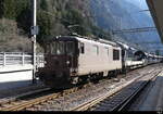 BLS - Re 4/4 192 an der Spitze eines Autozuges durch den Lötschberg beim verlassen des Bahnhof in Goppenstein am 17.02.2024