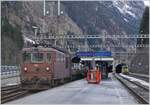 Die BLS Re 4/4 184 ist mit einem Autotunnelzug (AT1) von Kandersteg kommend in Goppenstein eingetroffen.