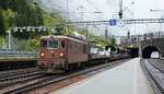 Mit einem Autozug durch den Lötschbergtunnel nach Kandersteg verlässt die Re 425 192 am 07.05.2024 den Bahnhof Goppenstein