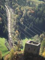 Derselbe Zug mit den BLS-Re 4/4 im unteren Teil der Schleife von Blausee-Mitholz am 3.10.2007