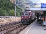 BLS Lok als Schublok eines Autozuges bei der Durchfahrt des Bahnhofs von Goppenstein zur Autoverladestation.