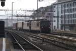 Die beiden Re 425 174 und 189 fahren am 26.1.08 mit einem Containerzug in Olten ein.