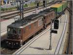 Re 425 185 zog am 23.07.2008 zusammen mit einer anderen Re 425 einen Hangartner-Zug durch den Bahnhof von Spiez.