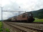 Re 425 Doppelpack mit Tankzug bei Oberbuchsiten am 08.07.2008