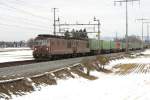 Re 4/4 174 und Re 4/4 180 ziehen am 20.2.09 einen Containerzug von Mnsingen Richtung Wichtrach.