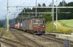 BLS Re 4/4 II Nr. 171 mit Gterzug durchfahrt in Hindelbank.
24.06.2009