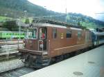 Die Re 425 170 ''Brig-Glis'' wartet am 9.7.05 mit einer GoldenPass-Garnitur in Zweisimmen.