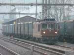 bls - Gterzug mit der Re 4/4 161 in Roggwil am 25.03.2010 ..