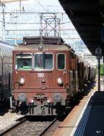 bls - Re 4/4 180 und Re 4/4 vor einem Gterzug bei der Durchfahrt im Bahnhof Thun am 10.09.2010