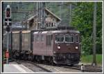 Re 425 167 mit Gterzug ab der Ltschberg-Bergstrecke fhrt in Brig ein.