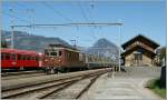 Die BLS Re 4/4 194 mit dem RE 3127 nach Zweisimmen kreuzt in Leissigen  den Regionalzug 5726.