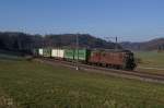 Re 4/4 183 zieht am 10.3.12 einen Containerzug von Burgdorf Richtung Wynigen.