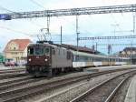 bls - Re 4/4 169 als RE mit den Goldenpasswagen bei der ausfahrt im Bahnhof Spiez am 03.09.2012