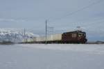 Re 4/4 165 zieht am 13.12.2012 einen Gterzug von Buchs Richtung Sevelen.