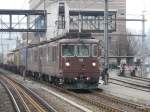 bls - Re 4/4  183 und Re 4/4  174 vor Gterzug im Bahnhof Spiez am 06.04.2013