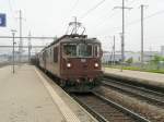 bls - Re 4/4  186 und Re 4/4 189 vor Gterzug bei der durchfahrt im Bahnhof Prattelen am 02.05.2013