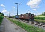 BLS Re 4/4 171 mit Gterzug bei Hindelbank, 10.08.2013.