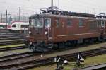 Re 4/4 der BLS mit der Betriebsnummer 176 an einem Regentag am Badischen Bahnhof in Basel.