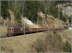 Die BLS Re 4/4 168 und 165 mit einem Güterzug oberhalb von Wassen auf der Gotthard Nord-Rampe.