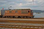 Die Re 425 194 Thun macht 5 Minuten Pause im Bf Wädenswil um einen RJ vorzulassen,im Hintergrund ist die  MS Forch zu erkennen.Bild vom 19.6.2014 